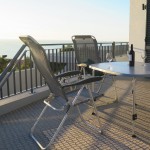 Wein und Gläser auf dem Terrassentisch am Abend